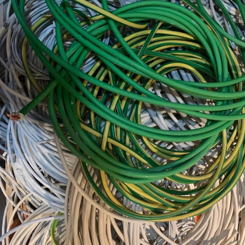 Bunke af grønne og hvide elektriske kabler